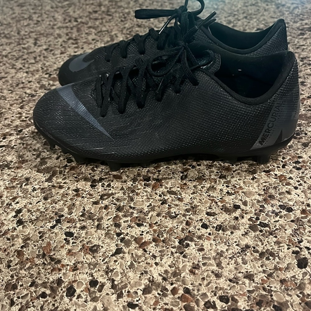 Nike Mercurial Vapor 12 Club MG AH7378-001 Cleats Shoes Big Youth 5 - Picture 1 of 4